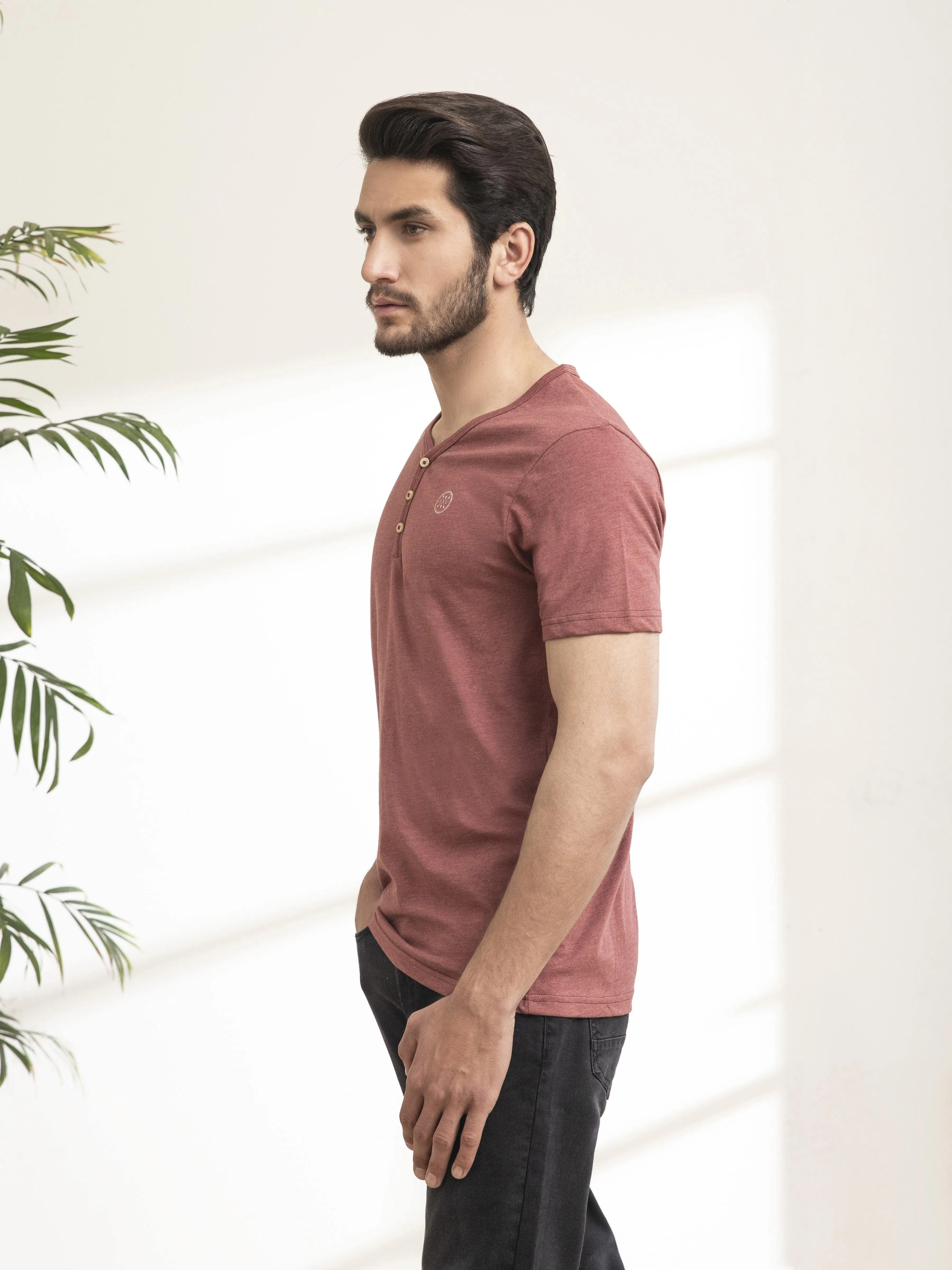 T SHIRT Y NECK MAROON